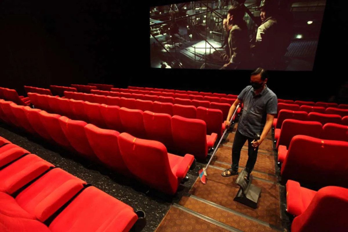 Bioskop di Jakarta buka besok, ini aturan dan daftar film yang tayang