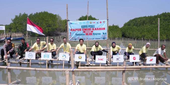 Brantas Abipraya Berkolaborasi Tanam Bibit Mangrove di Demak