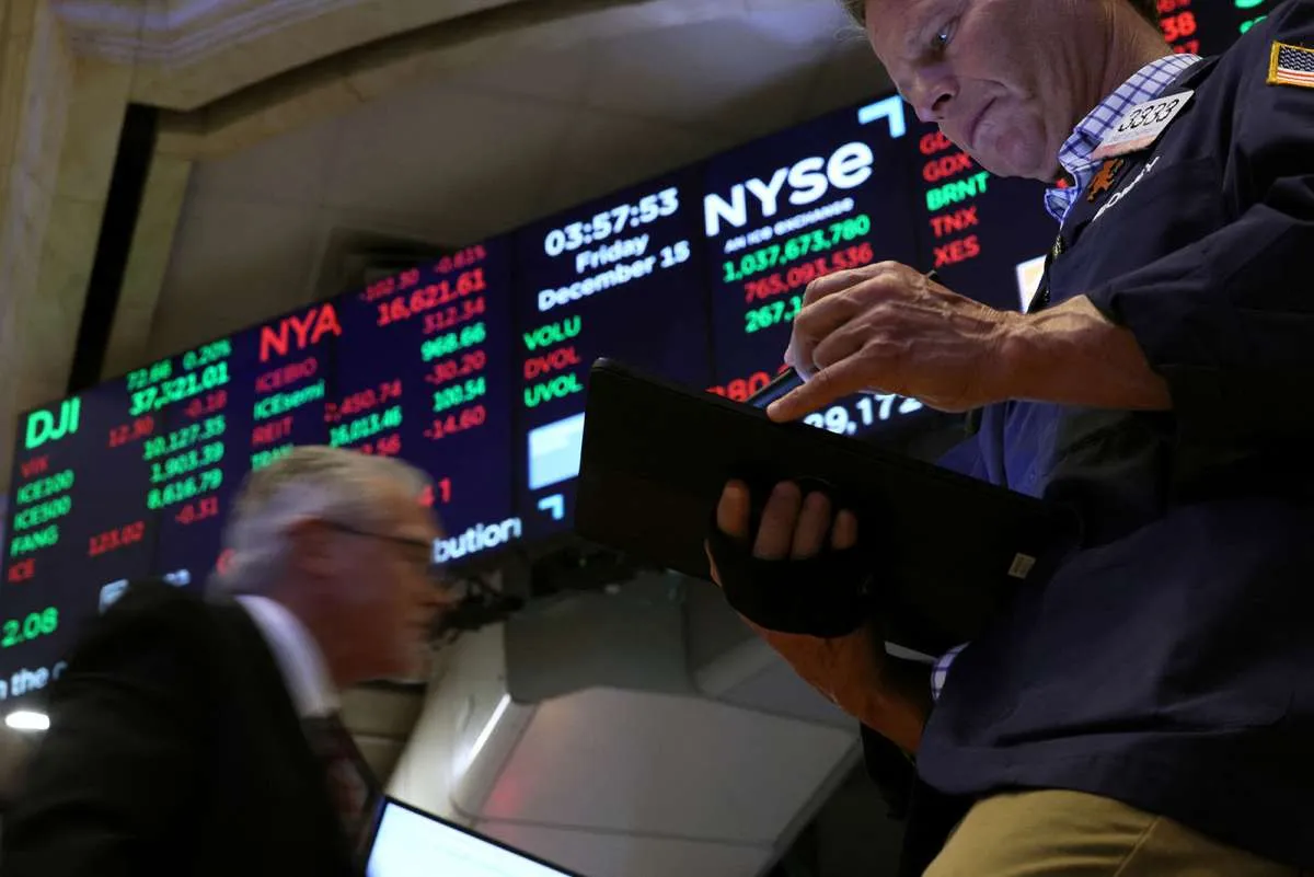 Wall Street Melemah, Data Penjualan Ritel AS Hambat Spekulasi Penurunan Suku Bunga