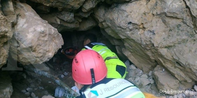 JRBM bantu evakuasi korban longsor lubang penambangan ilegal di Bakan