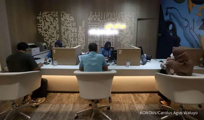 Saldo minimal tabungan BNINasabah Antri di Bank Mandiri, Bintaro, Tangsel