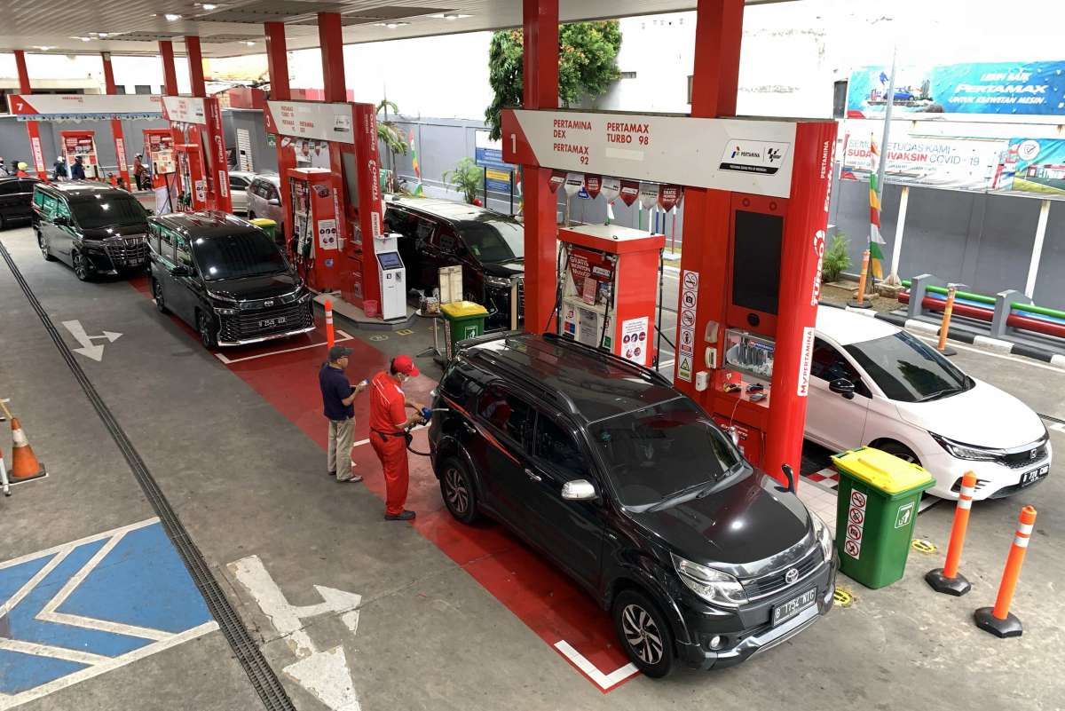Rem Inflasi dan Hadapi Resesi: Turunkan Harga BBM