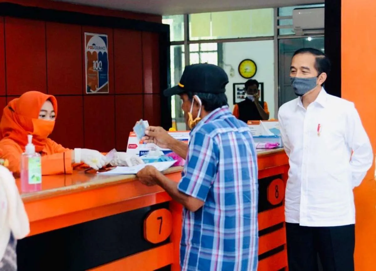 Kantor pos lembur salurkan bansos