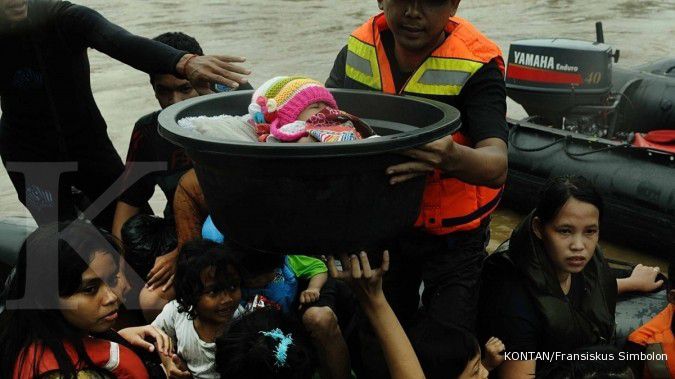 Djarot blusukan liat kondisi banjir Kampung Pulo