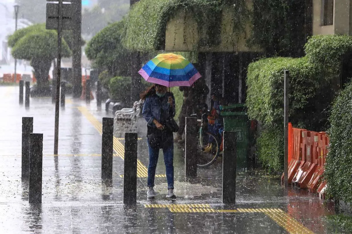 Cuaca besok di Jabodetabek sebagian besar hujan, Jakarta Selatan & Timur hujan petir