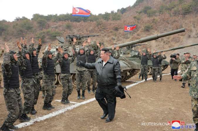 Kim Jong Un Memandu Langsung Latihan Penembakan Peluncur Roket Ganda Super 