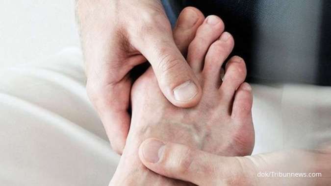 Serangan gejala asam urat pada kaki terutama jempol kaki dapat terjadi secara tiba-tiba dan tanpa peringatan