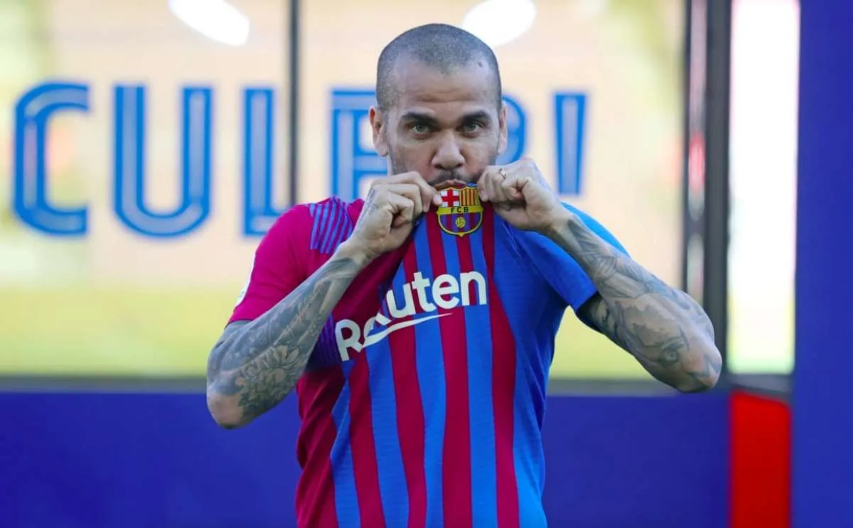 Dani Alves rela bantu Barcelona dan Xavi Hernandez, meski rindu Lionel Messi
