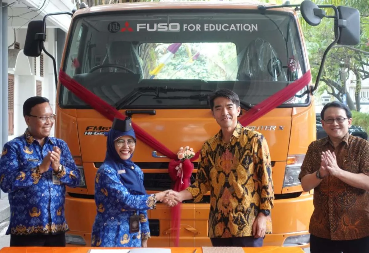 KTB Serahkan 1 Unit Truk Fuso Fighter X EURO4 kepada SMKN 5 Surakarta