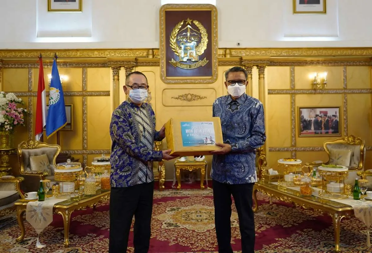 J Trust Bank Serahkan Bantuan APD ke Pemerintah Provinsi Sulawesi Selatan