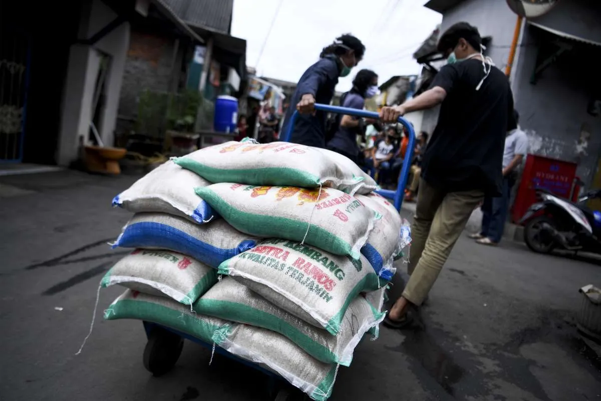 Dibahas di rapat DPRD, penerima bansos tahap dua di Jakarta bertambah jadi 2 juta KK