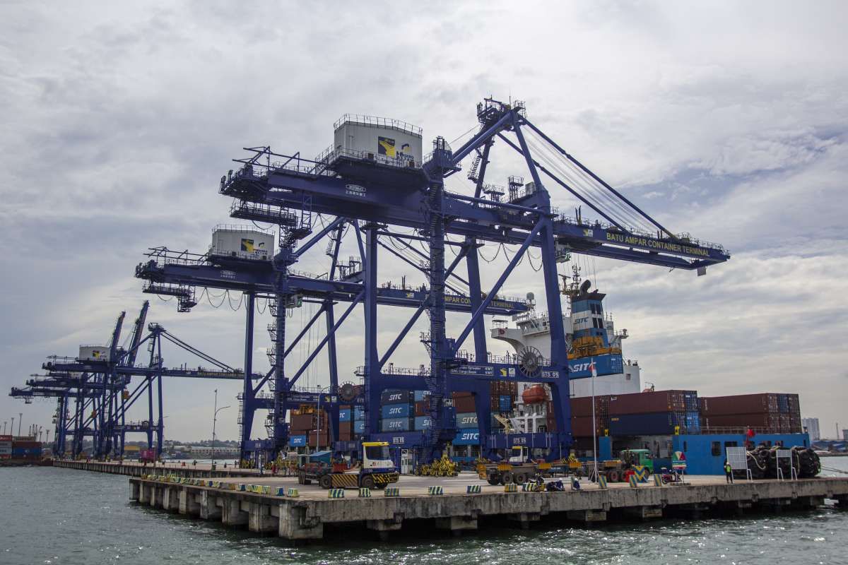 Surplus Neraca Dagang Menyusut