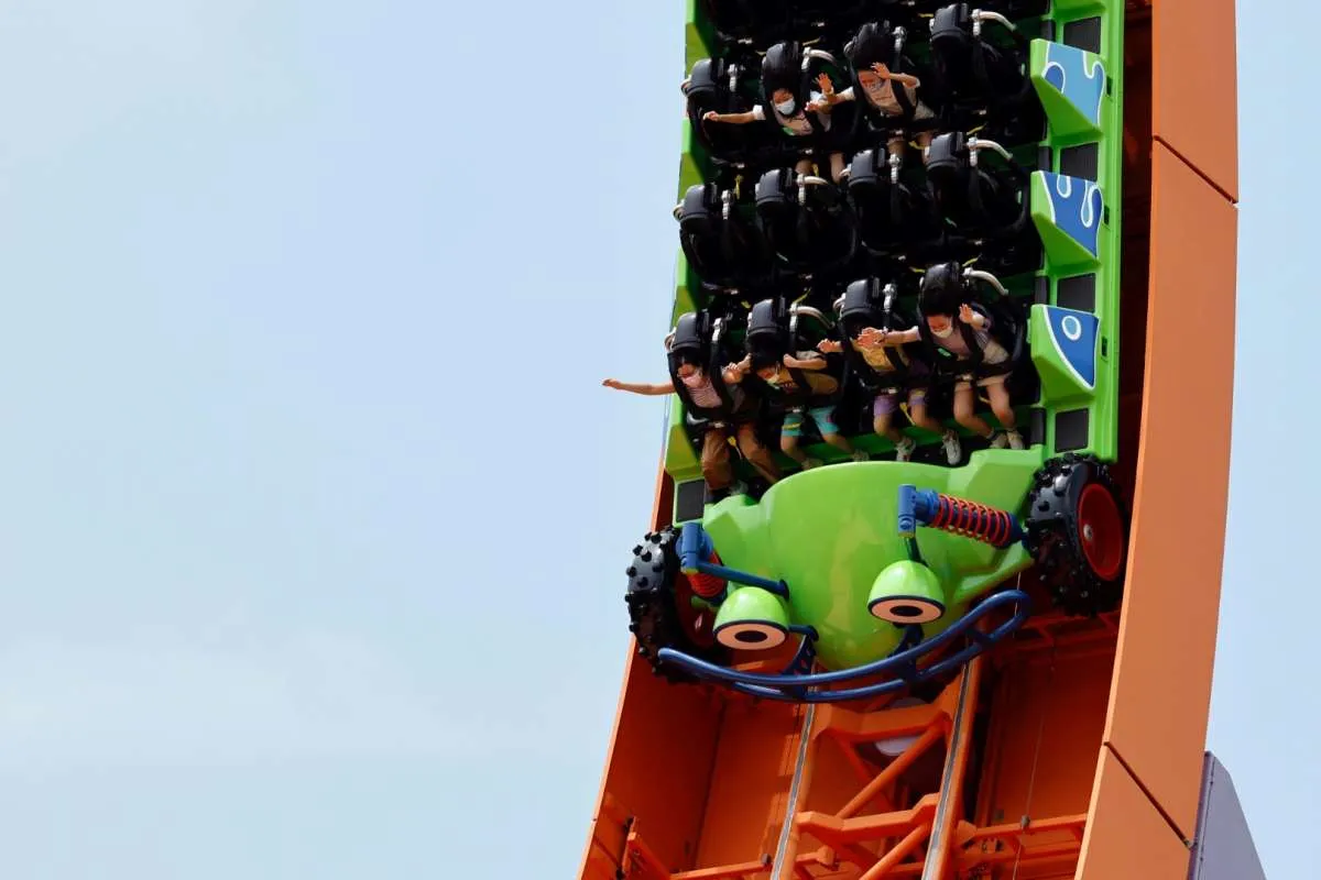 Sebanyak 12 Orang Terjebak dalam Wahana Rollercoaster Disneyland Hong Kong