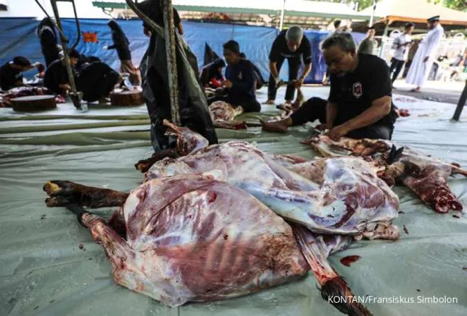 Petugas memotong hewan kurban di Mesjid Sunda Kelapa