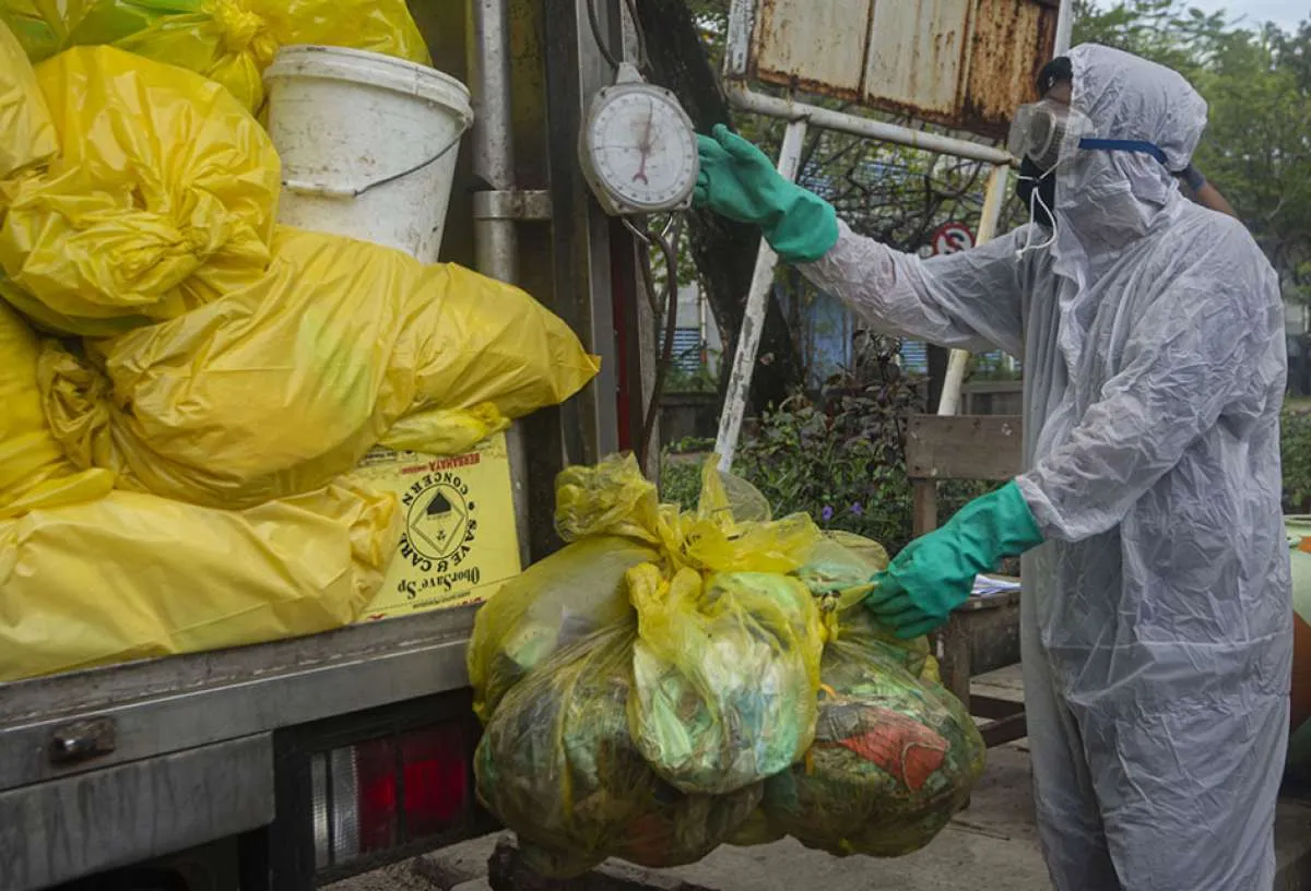 Jangan sampai salah! Begini tata cara membuang sampah pasien Covid-19 saat isoman 