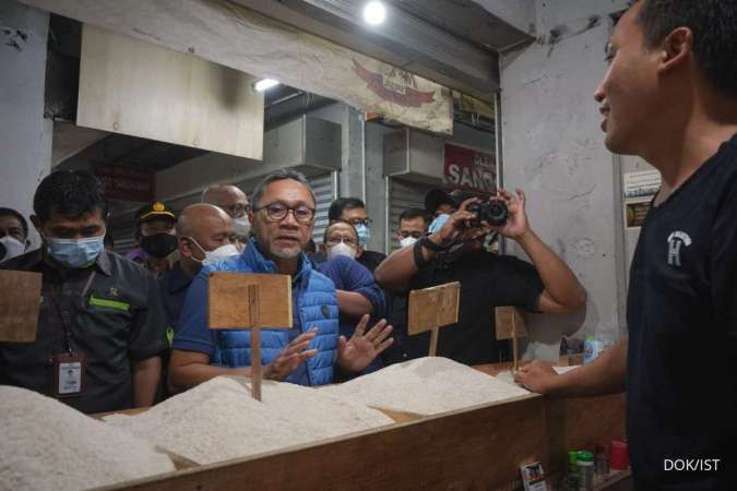 Sidak ke Pasar Kosambi Bandung, Mendag Zulhas Pastikan Harga Migor Stabil
