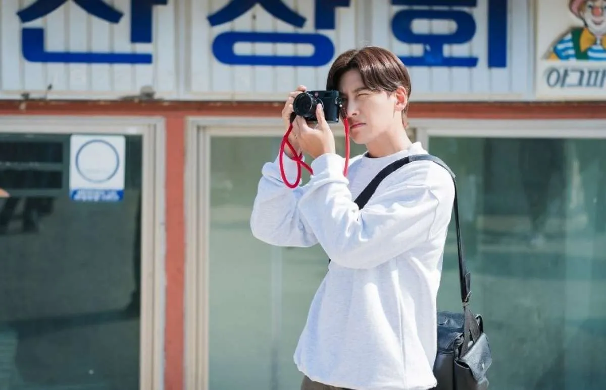 Drakor terbaru, foto-foto Ji Chang Wook melukis dan memotret di drama Korea romantis