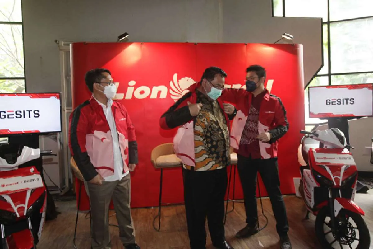 WIKA Industri Manufaktur lakukan ekspor perdana motor listrik GESITS ke Senegal