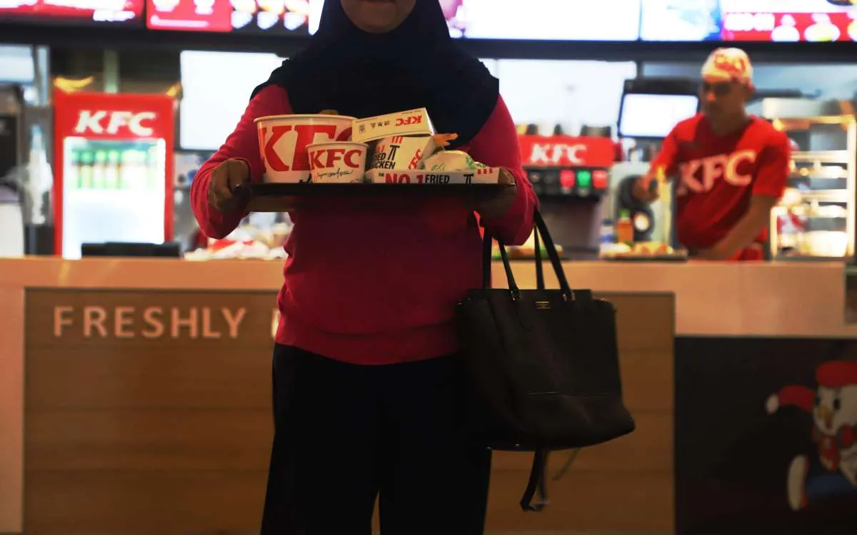 Promo 9.9 KFC, 9 Ayam + 4 Soft Drink Mulai Rp122 Ribuan