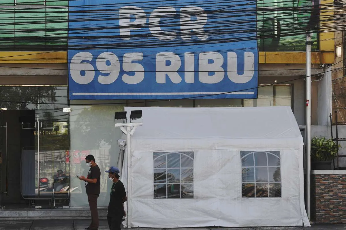 Jokowi minta tarif tes PCR turun jadi Rp 300.000 dan berlaku 3x24 jam 