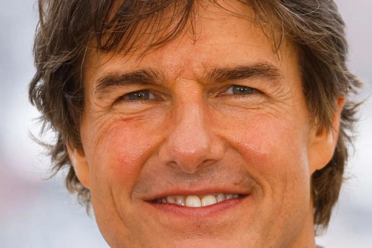 Tom Cruise Pecahkan Rekor Dunia Guinness dengan Aksi Lompat Parasut Terbakar