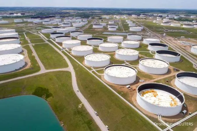 Oil Slips 1% on Large Build in US Crude Stocks; Market Watches Middle East
