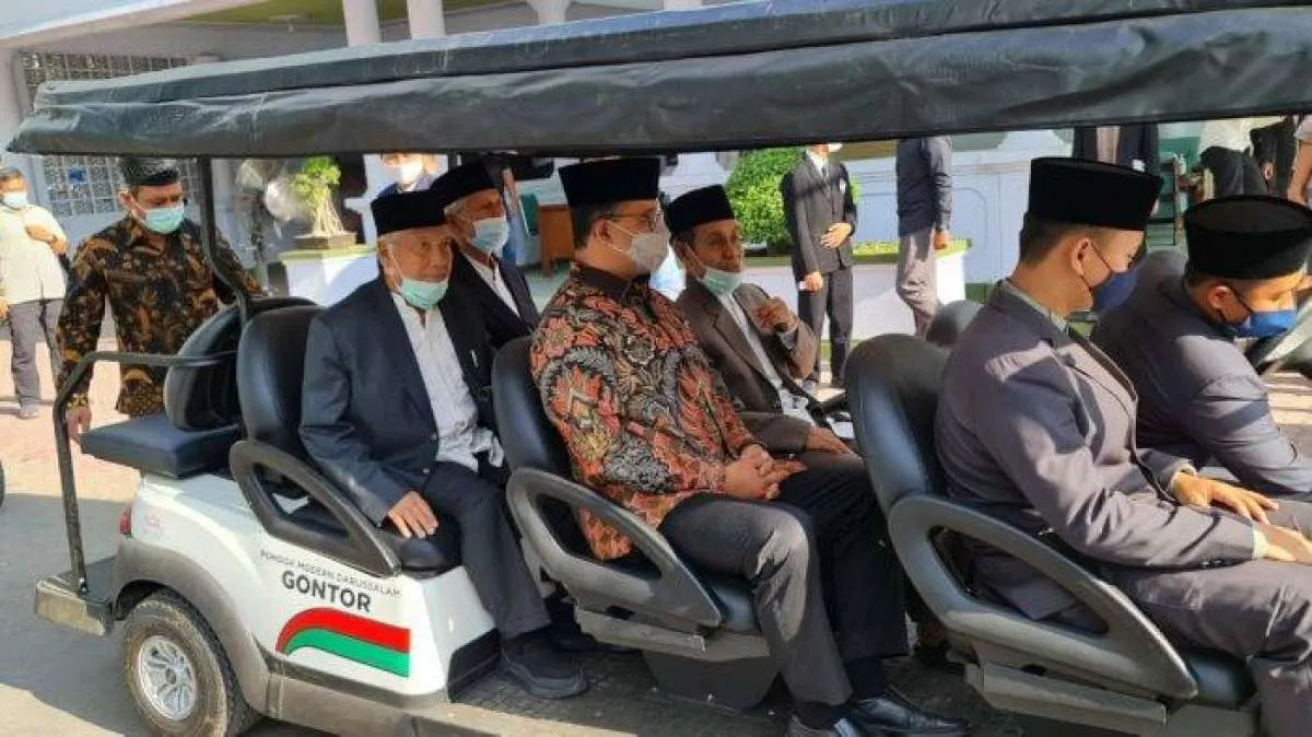 Gubernur DKI Anies Baswedan sowan ke kiai Pondok Modern Darussalam Gontor, Jatim