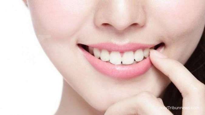 5 Cara memutihkan gigi yang kuning pakai bahan alami dan mudah ditemukan