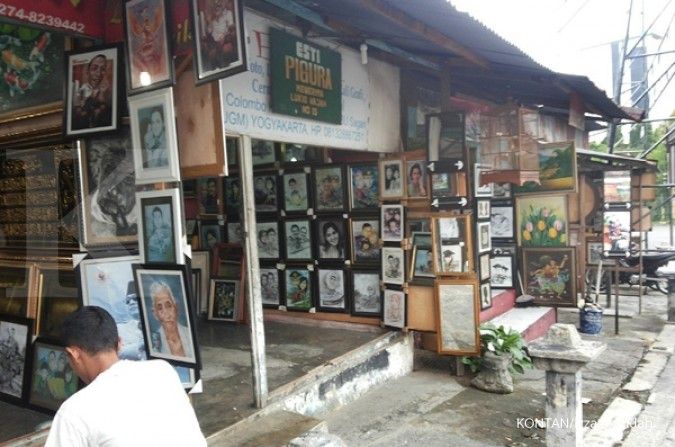 Menikmati lukisan di jalan Colombo. Yogyakarta (1)