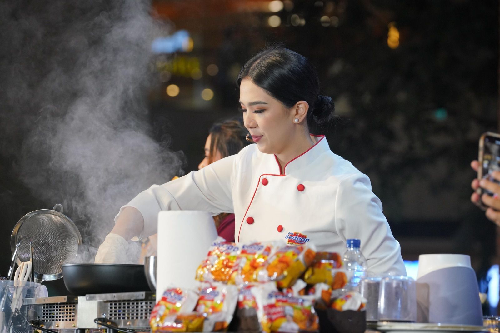 Kontan. Chef Devina sedang memasak menu kreasi Mie Sedaap Goreng Ala Chef Devina