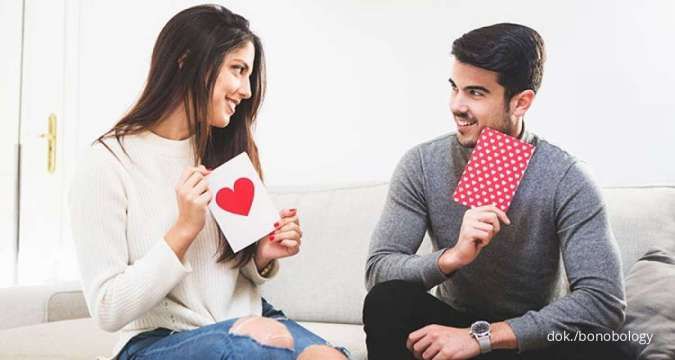 Sadari Isyarat Kecil Ini, Ketahui 5 Gestur Cinta dari Wanita yang Harus Pria Tahu