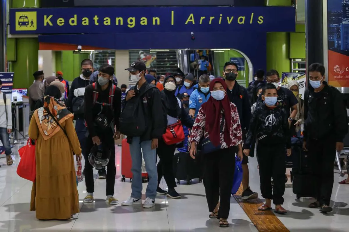 Jelang Konser Coldplay, Jumlah Penumpang Tiba di Stasiun Gambir Meningkat 30%