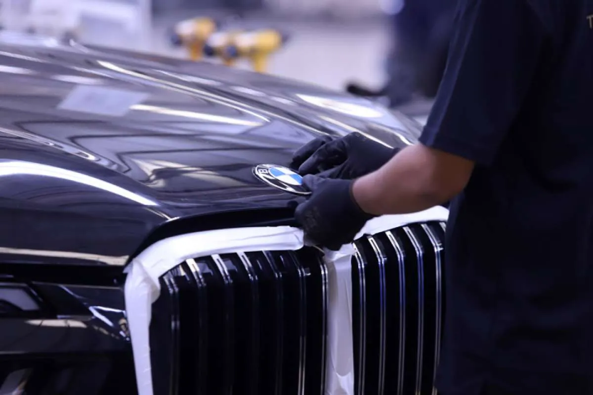 BMW Pimpin Pasar Mobil Listrik Premium di Indonesia