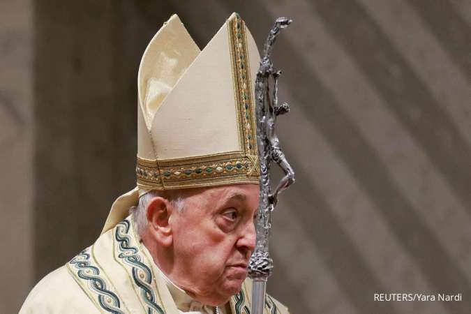 Pope Soldiers Through Easter Vigil After Missing Procession