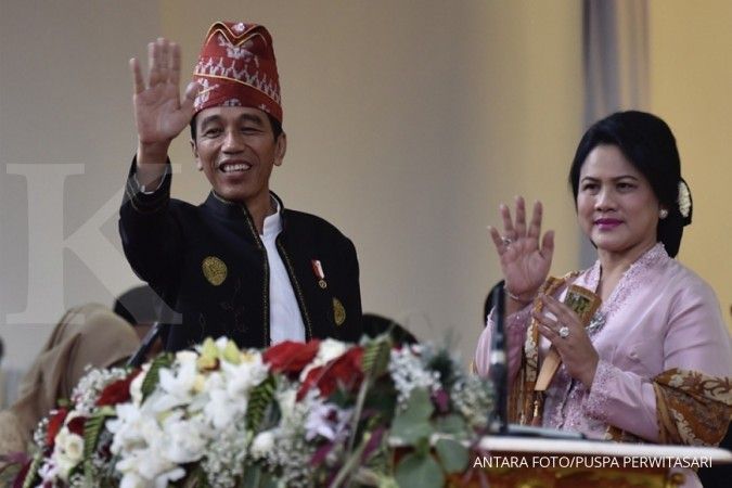 Jokowi naik mobil hias pimpin Karnaval Bandung