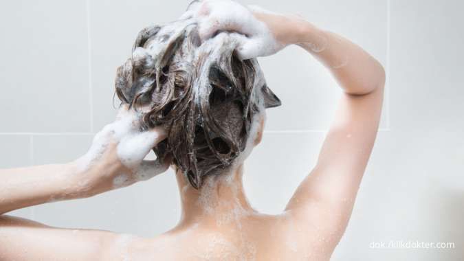 Jangan Keliru! Pahami 6 Urutan Keramas Rambut yang Benar