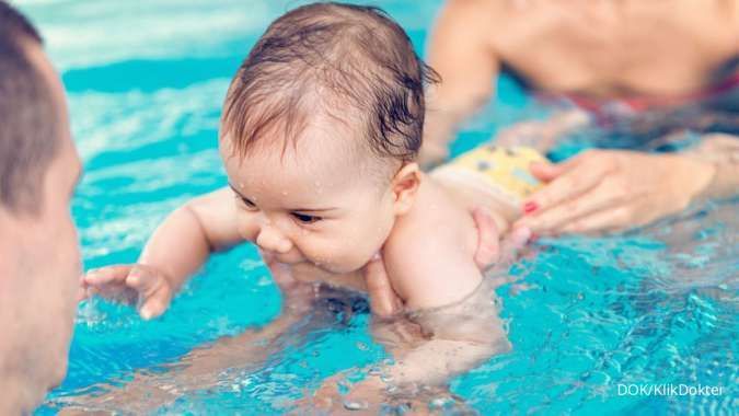 Tingkatkan Nafsu Makan Si Kecil, Ini 4 Manfaat Berenang untuk Kesehatan Bayi