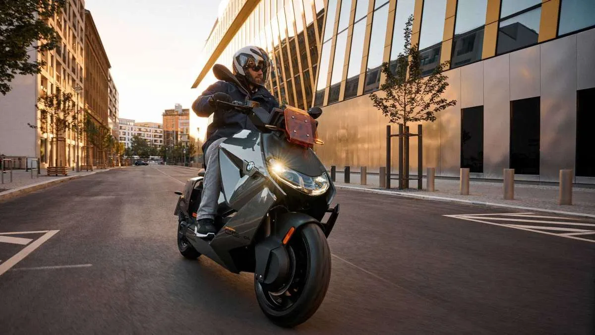 Skuter listrik BMW CE-04 resmi mengaspal, intip spesifikasinya