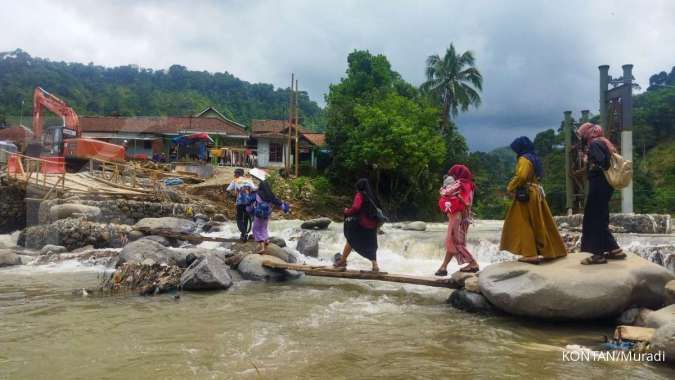 Warga Desa Tak Pakai Dolar, Begini Fakta Warga Desa Justru Paling Rentan