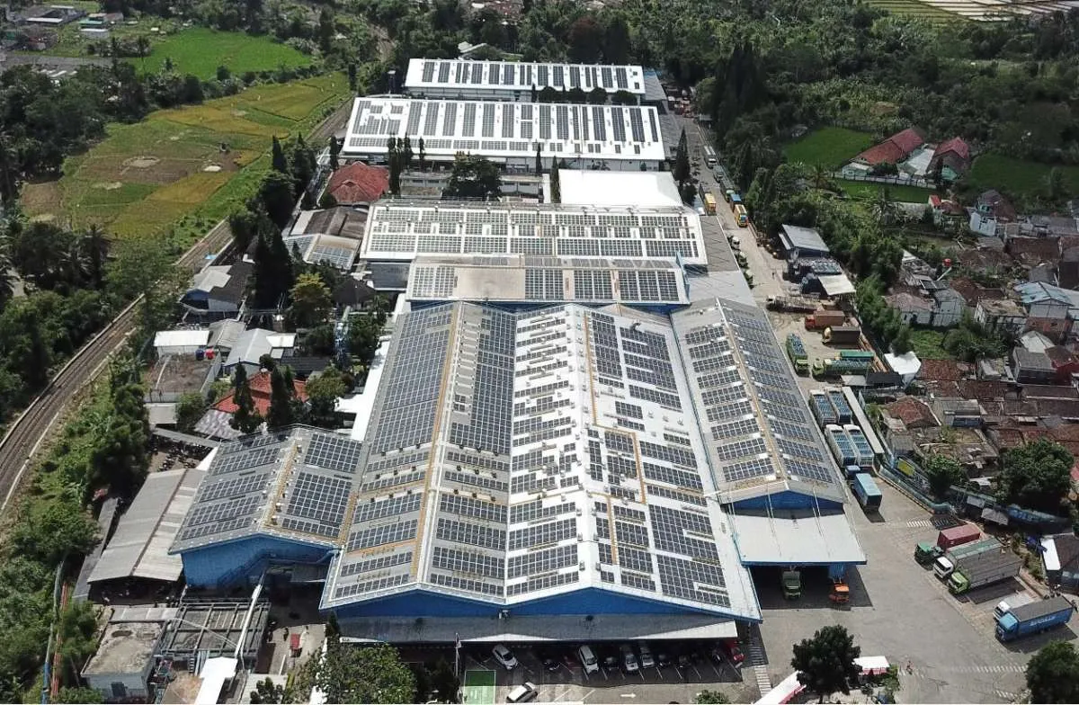 Danone-AQUA pasang PLTS Atap dengan kapasitas 2.112 kWp di pabrik Mekarsari