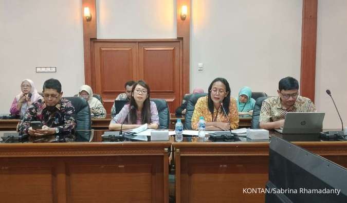 Direktur Industri Semen, Keramik dan Pengolahan Bahan Galian Non-Logam Kemenperin Putu Nadi Astuti (kedua kanan).