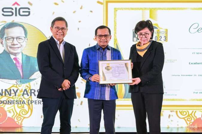 Direktur Utama SIG, Donny Arsal Raih The Best CEO pada Ajang Top BUMN Awards 2023
