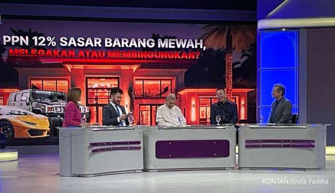 Mantan Direktur Jendral Pajak Hadi Purnomo (tengah)