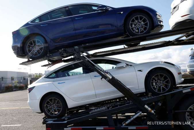 Tesla Pangkas Harga Pangganan Full Self Driving di AS dan Kanada
