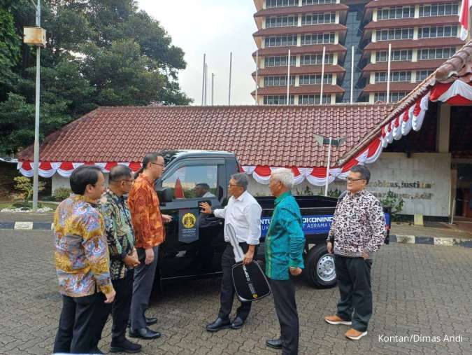 Sokonindo Automobile Hibahkan DFSK Supercab untuk Universitas Indonesia 