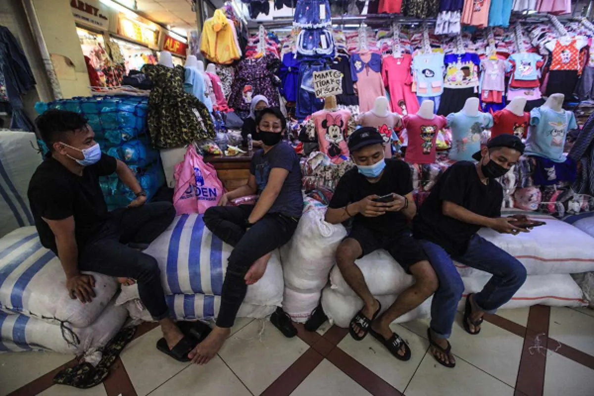 Warga Jakarta yang menolak vaksin Covid-19 tak dapat bansos dan didenda