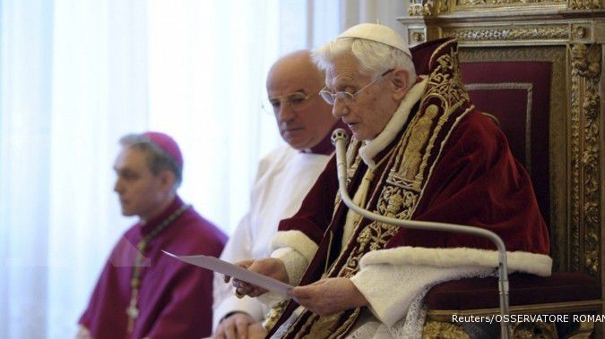 Mantan Paus Benediktus membungkam debat selibat dalam Gereja Katolik 