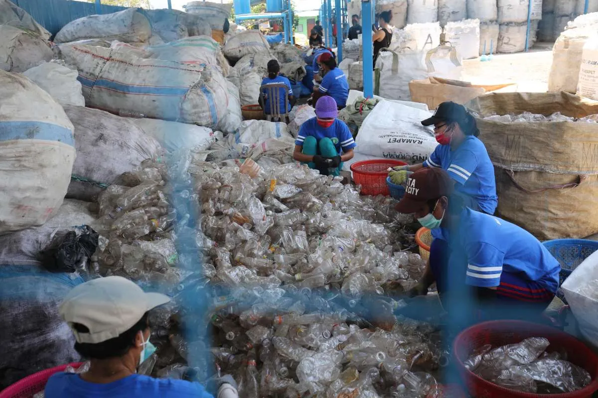6 Cara Mudah Mendaur Ulang Sampah Plastik dan Jenis Plastik yang Bisa Didaur Ulang