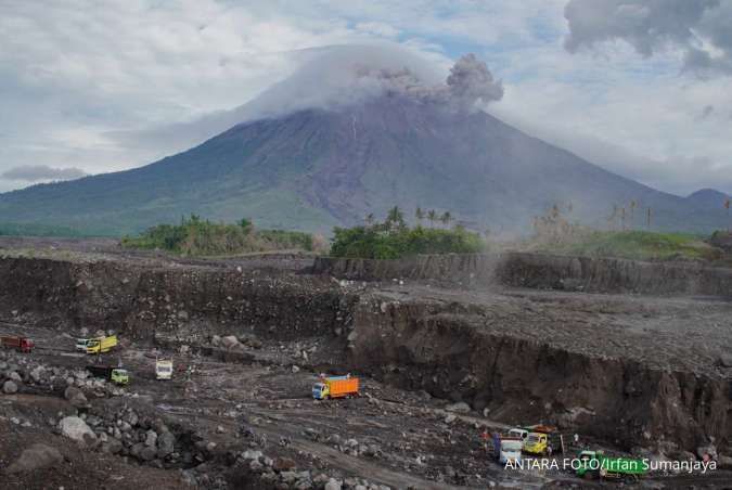 Gunung Semeru Luncurkan Awan Panas Sejauh 3 Km pada Selasa (14/4) Pagi