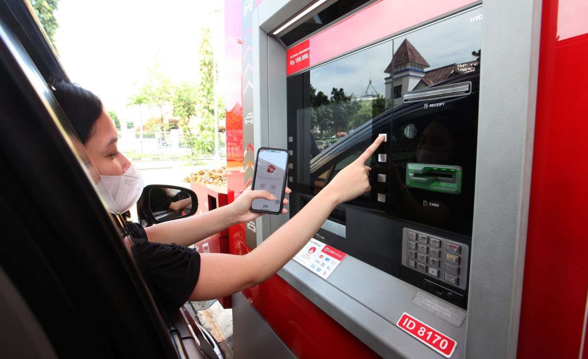 Transaksi tarik tunai tanpa kartu via OCTO Mobile